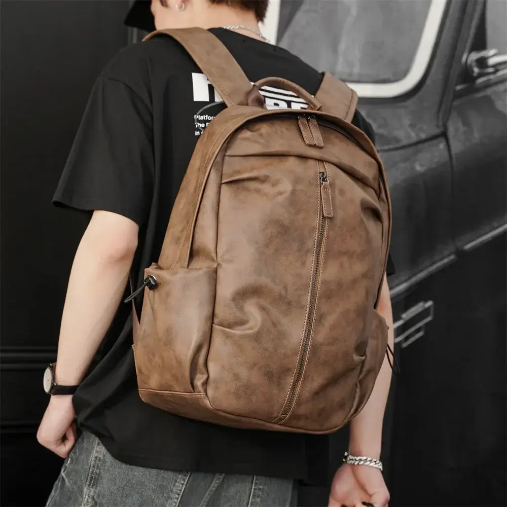 Mochila Executiva em Couro Romenzi Amsterdam RZ073 com design clean, couro de alta qualidade e compartimentos ideais para laptops e itens essenciais.