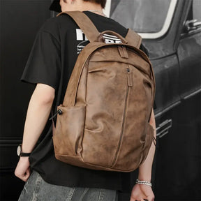 Mochila Executiva em Couro Romenzi Amsterdam RZ073 com design clean, couro de alta qualidade e compartimentos ideais para laptops e itens essenciais.