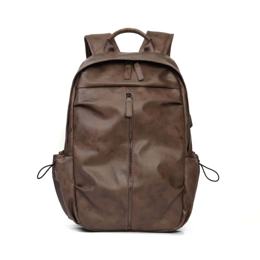 Mochila Executiva em Couro Romenzi Amsterdam RZ073 com design clean, couro de alta qualidade e compartimentos ideais para laptops e itens essenciais.