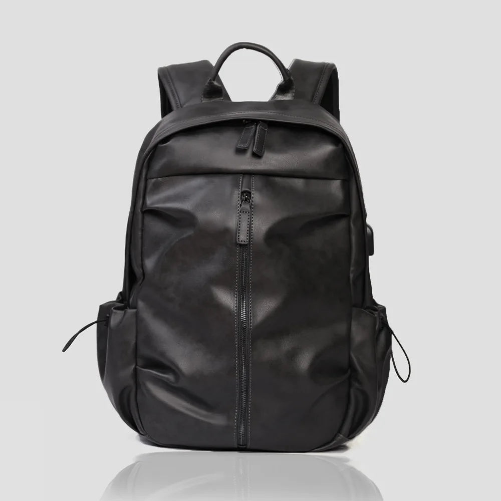 Mochila Executiva em Couro Romenzi Amsterdam RZ073 com design clean, couro de alta qualidade e compartimentos ideais para laptops e itens essenciais.