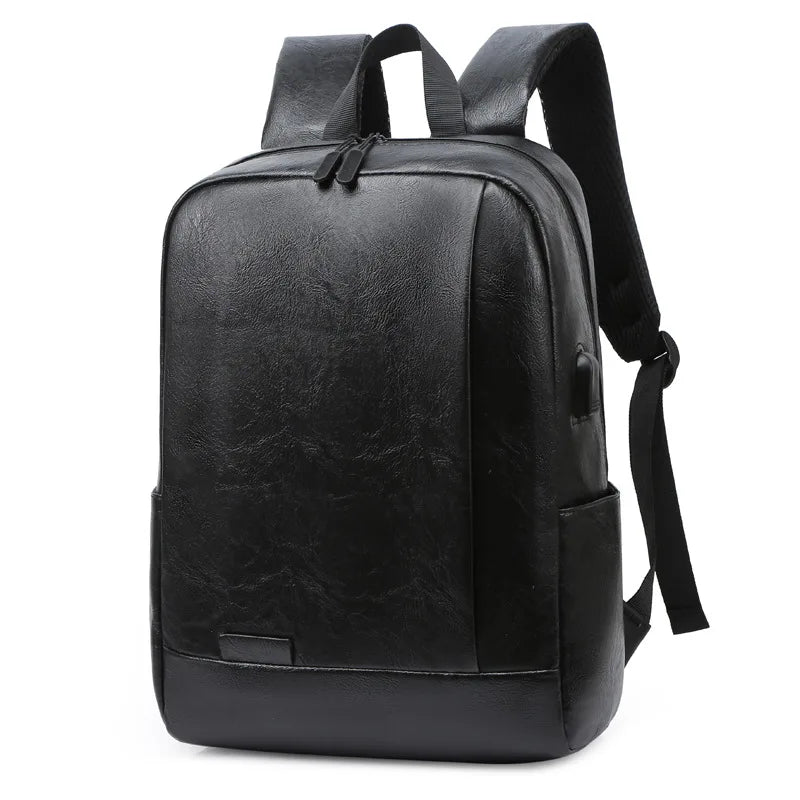 Mochila Executiva em Couro Romenzi Munich RZ075 com design clean, couro de alta qualidade e compartimentos ideais para notebooks e itens pessoais.