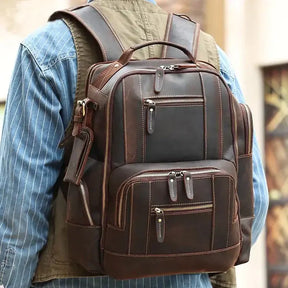 Mochila Executiva em Couro Romenzi Retrô RZ071 com design clássico, couro refinado e compartimentos funcionais para notebooks e itens pessoais.