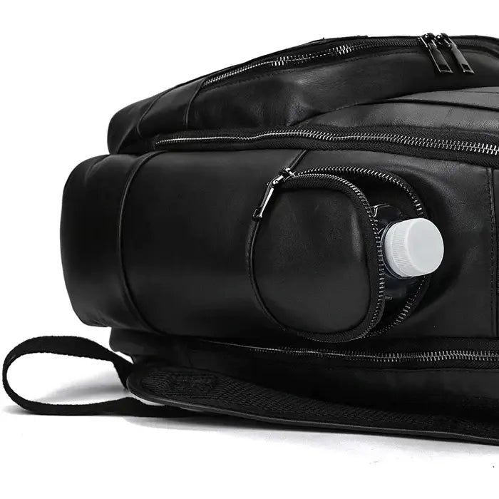 Mochila Executiva em Couro Romenzi Retrô RZ071 com design clássico, couro refinado e compartimentos funcionais para notebooks e itens pessoais.