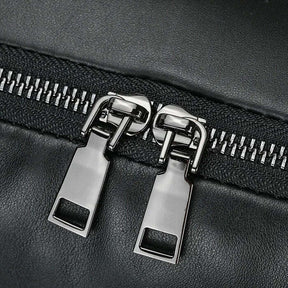 Mochila Executiva em Couro Romenzi Retrô RZ071 com design clássico, couro refinado e compartimentos funcionais para notebooks e itens pessoais.