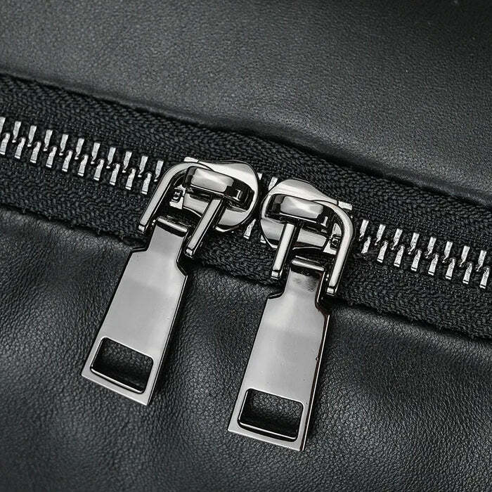 Mochila Executiva em Couro Romenzi Retrô RZ071 com design clássico, couro refinado e compartimentos funcionais para notebooks e itens pessoais.