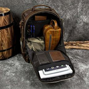 Mochila Executiva em Couro Romenzi Retrô RZ071 com design clássico, couro refinado e compartimentos funcionais para notebooks e itens pessoais.