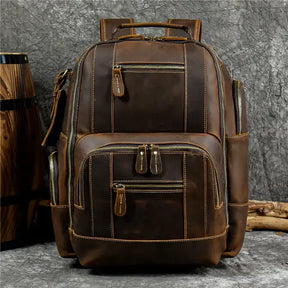 Mochila Executiva em Couro Romenzi Retrô RZ071 com design clássico, couro refinado e compartimentos funcionais para notebooks e itens pessoais.