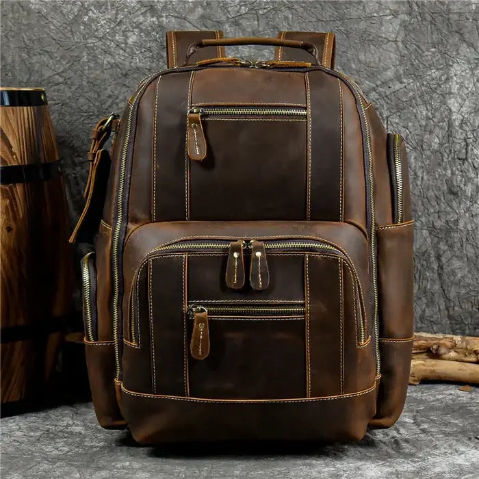 Mochila Executiva em Couro Romenzi Retrô RZ071 com design clássico, couro refinado e compartimentos funcionais para notebooks e itens pessoais.