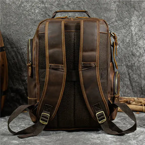 Mochila Executiva em Couro Romenzi Retrô RZ071 com design clássico, couro refinado e compartimentos funcionais para notebooks e itens pessoais.