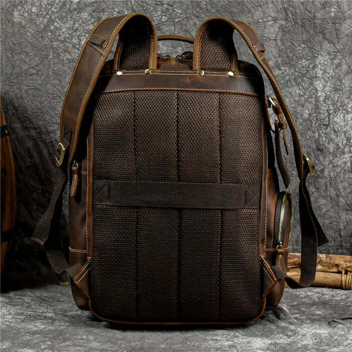 Mochila Executiva em Couro Romenzi Retrô RZ071 com design clássico, couro refinado e compartimentos funcionais para notebooks e itens pessoais.