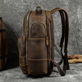 Mochila Executiva em Couro Romenzi Retrô RZ071 com design clássico, couro refinado e compartimentos funcionais para notebooks e itens pessoais.