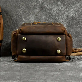 Mochila Executiva em Couro Romenzi Retrô RZ071 com design clássico, couro refinado e compartimentos funcionais para notebooks e itens pessoais.