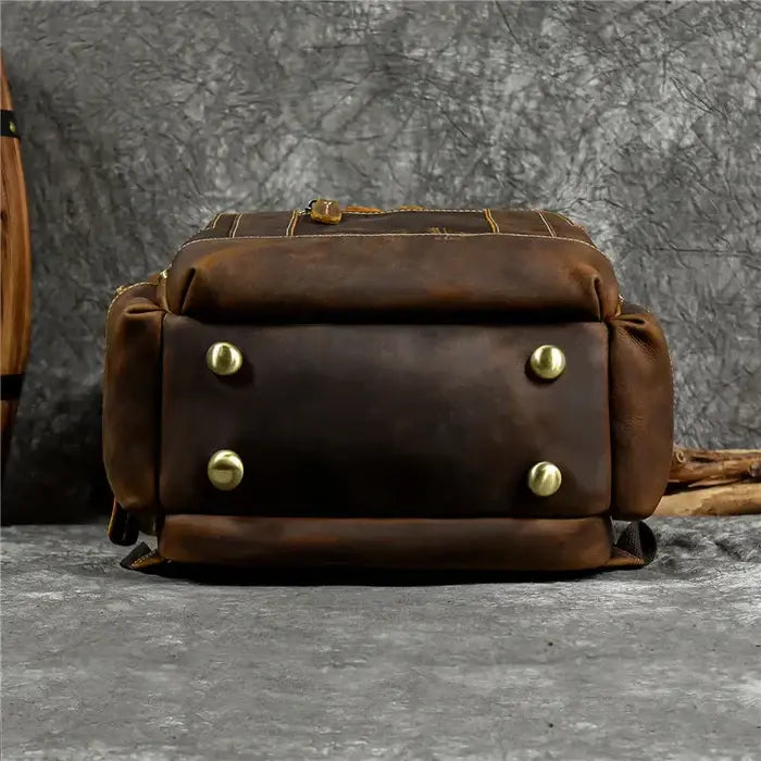 Mochila Executiva em Couro Romenzi Retrô RZ071 com design clássico, couro refinado e compartimentos funcionais para notebooks e itens pessoais.