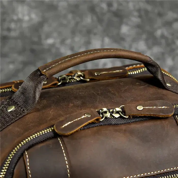 Mochila Executiva em Couro Romenzi Retrô RZ071 com design clássico, couro refinado e compartimentos funcionais para notebooks e itens pessoais.