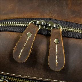 Mochila Executiva em Couro Romenzi Retrô RZ071 com design clássico, couro refinado e compartimentos funcionais para notebooks e itens pessoais.