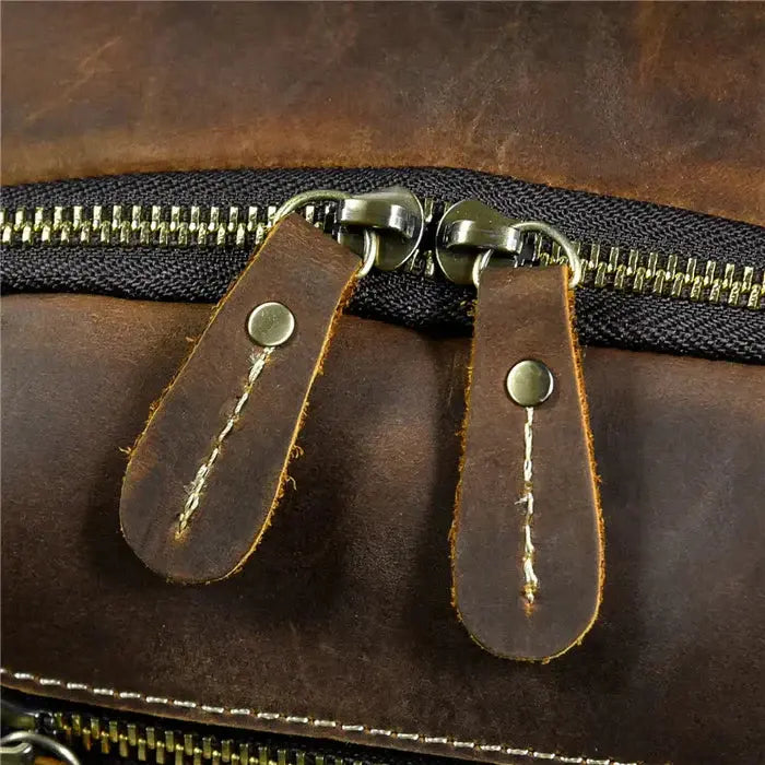 Mochila Executiva em Couro Romenzi Retrô RZ071 com design clássico, couro refinado e compartimentos funcionais para notebooks e itens pessoais.