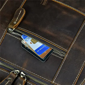 Mochila Executiva em Couro Romenzi Retrô RZ071 com design clássico, couro refinado e compartimentos funcionais para notebooks e itens pessoais.