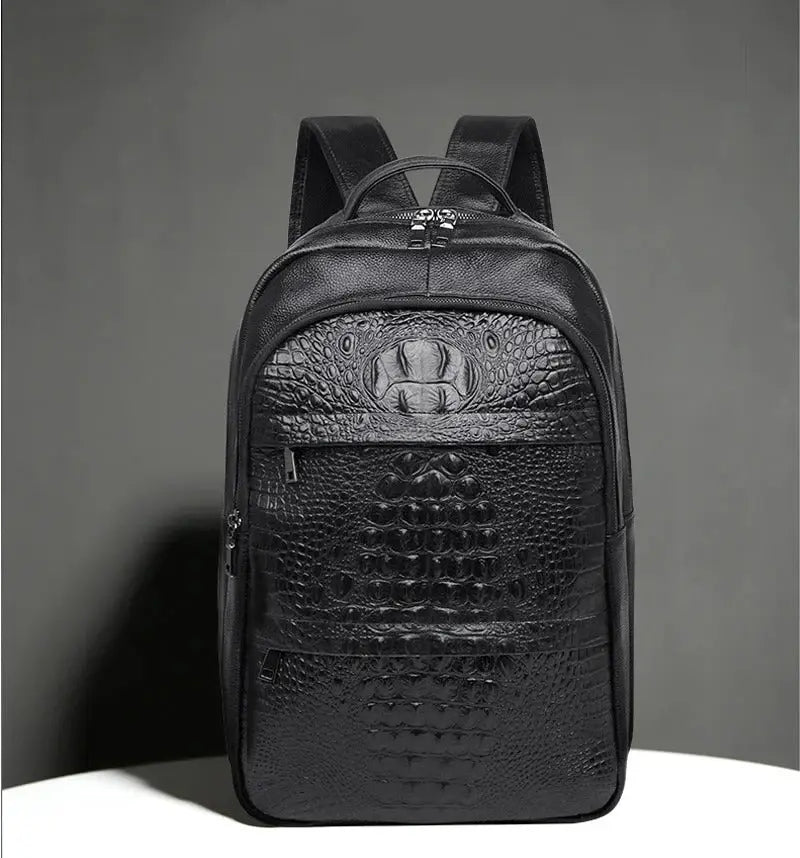 Mochila Executiva em Couro Romenzi Seoul RZ074 com design clássico, couro refinado e compartimentos ideais para notebooks e itens pessoais.