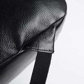 Mochila Executiva em Couro Romenzi Seoul RZ074 com design clássico, couro refinado e compartimentos ideais para notebooks e itens pessoais.