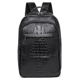 Mochila Executiva em Couro Romenzi Seoul RZ074 com design clássico, couro refinado e compartimentos ideais para notebooks e itens pessoais.