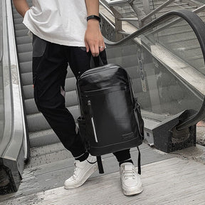 Mochila Executiva em Couro Romenzi Venice RZ068 com design sofisticado e compartimentos para notebooks e itens pessoais.