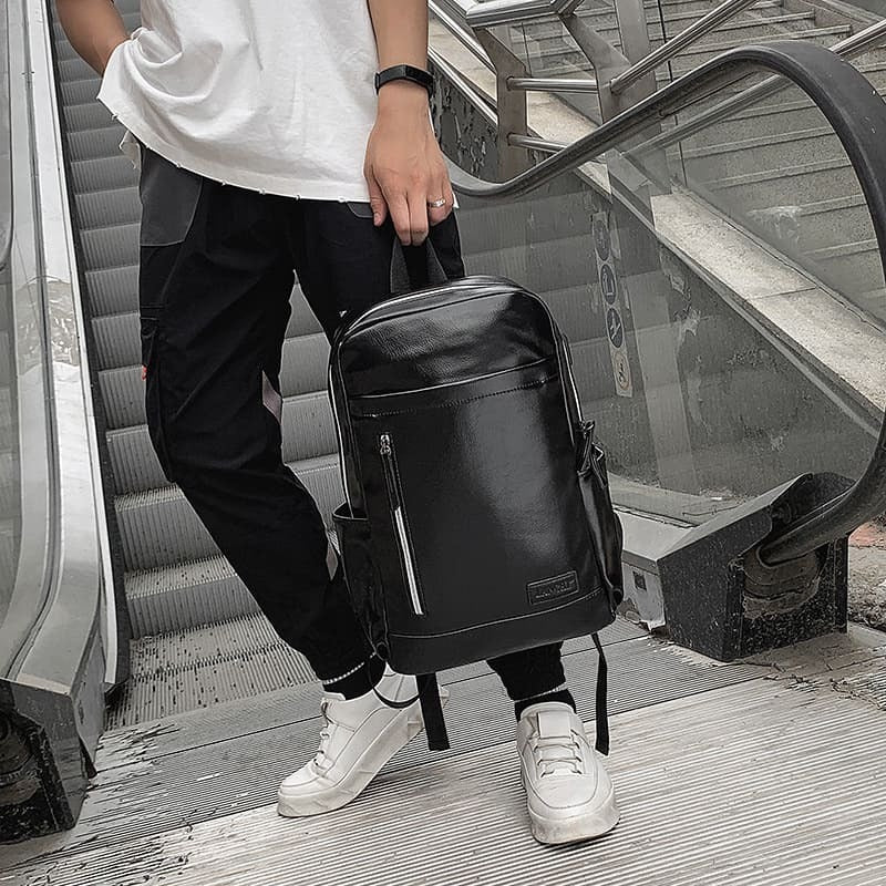 Mochila Executiva em Couro Romenzi Venice RZ068 com design sofisticado e compartimentos para notebooks e itens pessoais.