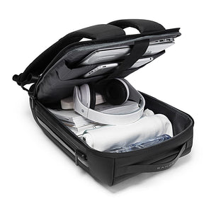 Mochila Executiva Luxxy Romenzi RZ967 em detalhe, impermeável em Oxford premium, com porta USB, trava TSA e compartimento para notebook 15'.