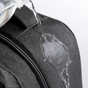 Mochila Executiva Romenzi RZ067 com tecido impermeável, compartimento para notebook 15'', porta USB, trava TSA e design moderno e funcional.