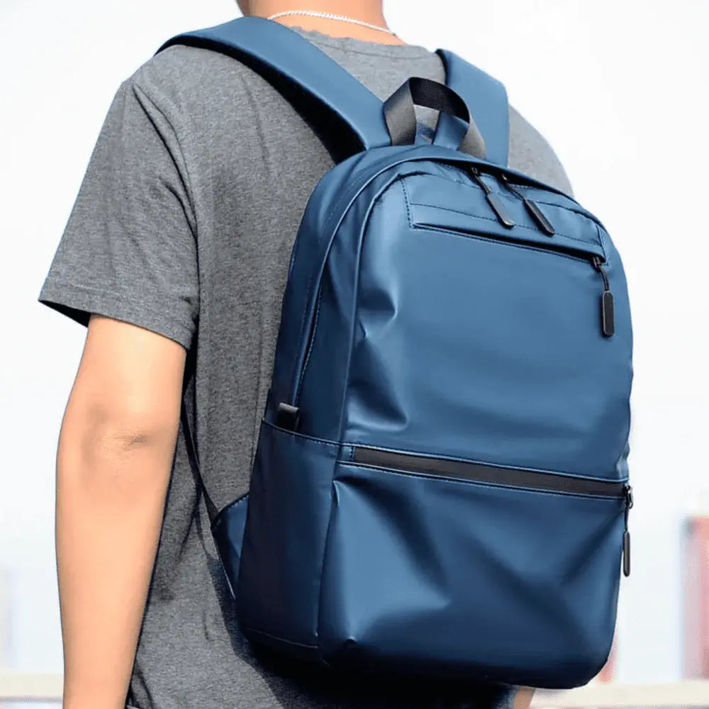 Mochila Executiva Romenzi RZ065 em tecido impermeável com alças acolchoadas e espaço para notebook 15''. Ideal para rotina profissional e corporativa.