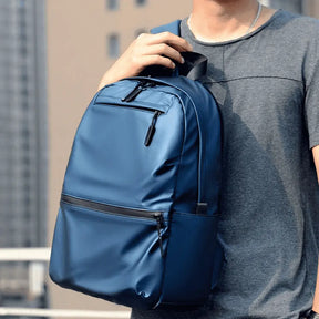Mochila Executiva Romenzi RZ065 em tecido impermeável com alças acolchoadas e espaço para notebook 15''. Ideal para rotina profissional e corporativa.