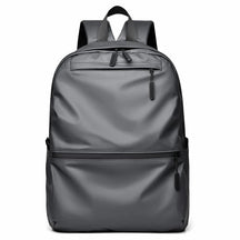 Mochila Executiva Romenzi RZ065 em tecido impermeável com alças acolchoadas e espaço para notebook 15''. Ideal para rotina profissional e corporativa.
