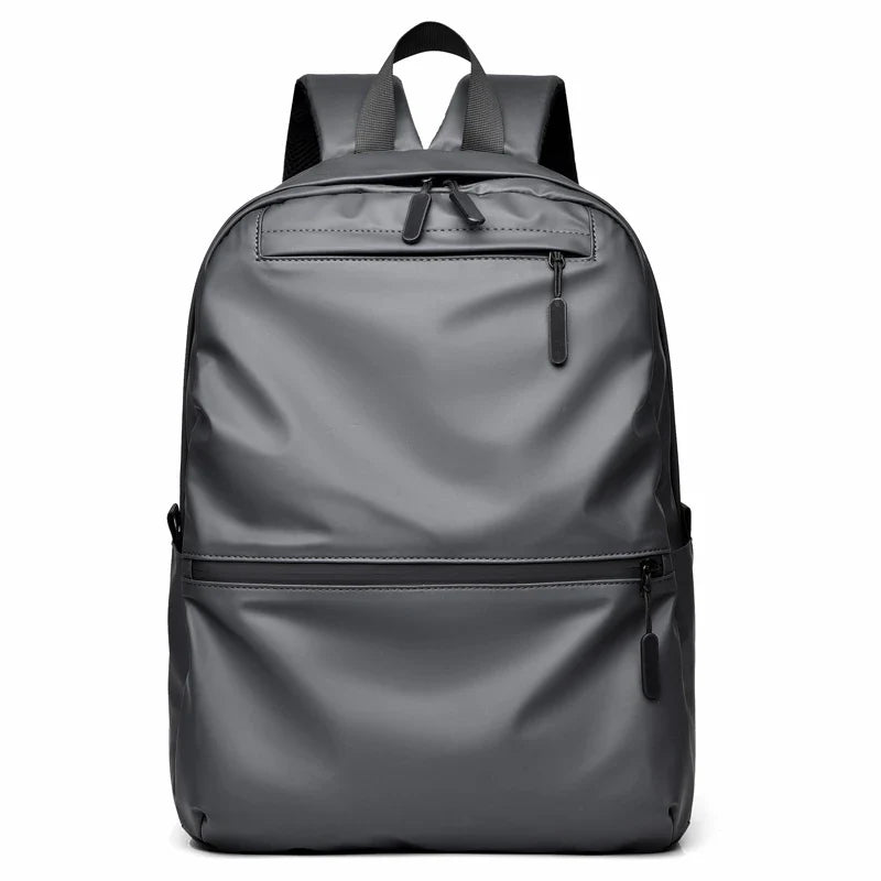 Mochila Executiva Romenzi RZ065 em tecido impermeável com alças acolchoadas e espaço para notebook 15''. Ideal para rotina profissional e corporativa.