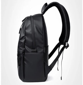Mochila Executiva Romenzi RZ065 em tecido impermeável com alças acolchoadas e espaço para notebook 15''. Ideal para rotina profissional e corporativa.