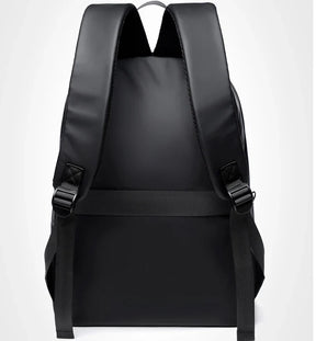 Mochila Executiva Romenzi RZ065 em tecido impermeável com alças acolchoadas e espaço para notebook 15''. Ideal para rotina profissional e corporativa.