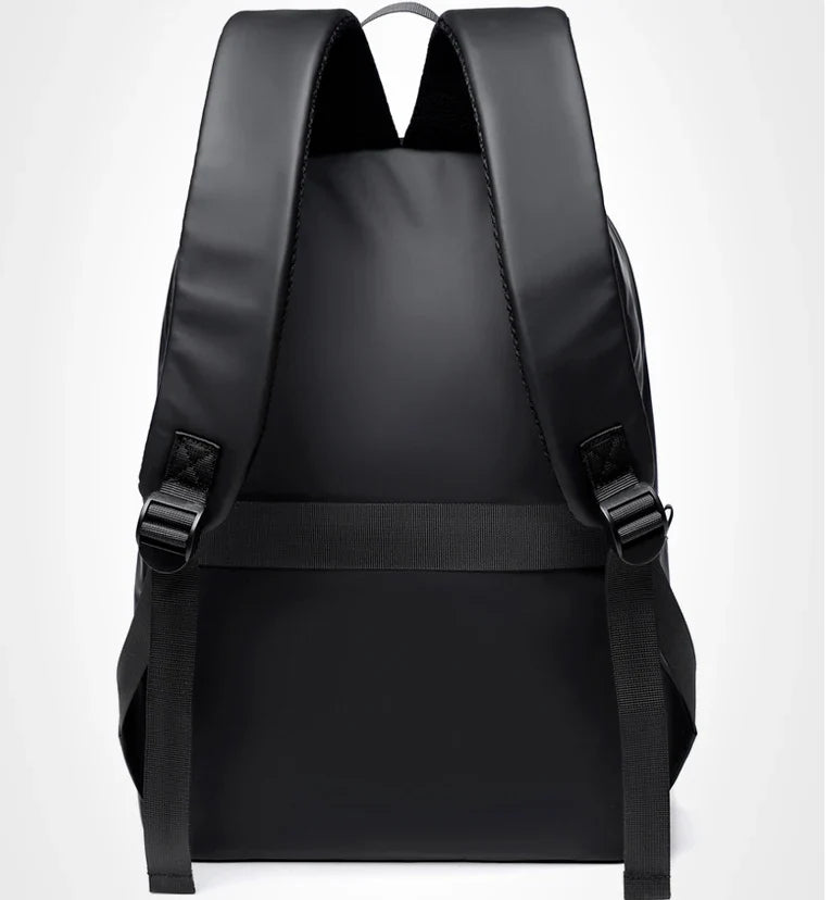 Mochila Executiva Romenzi RZ065 em tecido impermeável com alças acolchoadas e espaço para notebook 15''. Ideal para rotina profissional e corporativa.