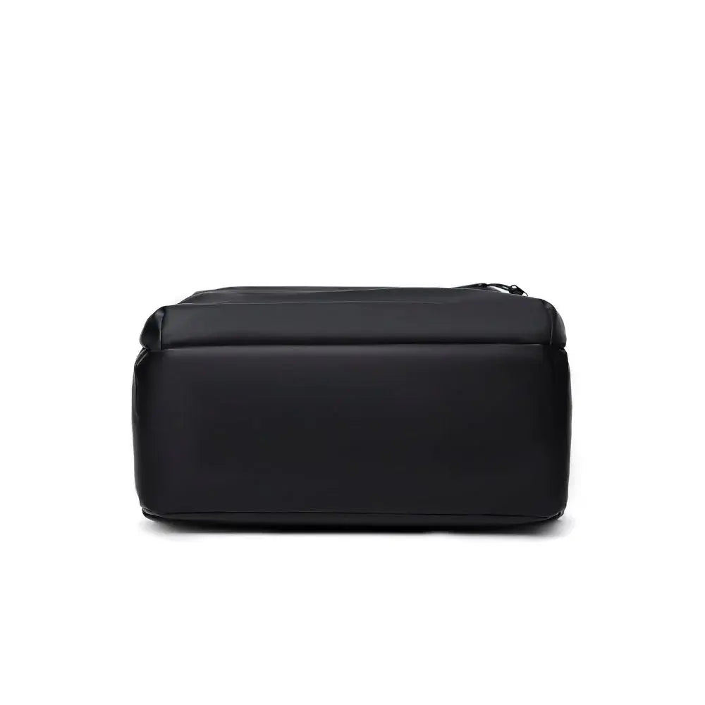 Mochila Executiva Romenzi RZ065 em tecido impermeável com alças acolchoadas e espaço para notebook 15''. Ideal para rotina profissional e corporativa.