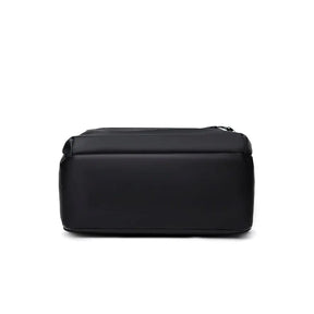 Mochila Executiva Romenzi RZ065 em tecido impermeável com alças acolchoadas e espaço para notebook 15''. Ideal para rotina profissional e corporativa.