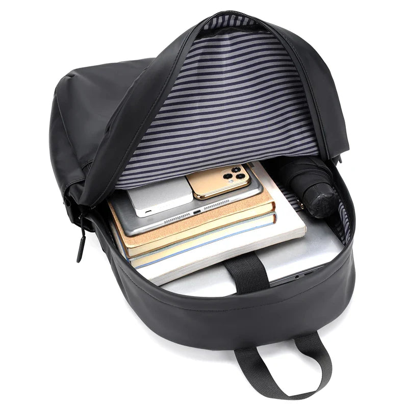 Mochila Executiva Romenzi RZ065 em tecido impermeável com alças acolchoadas e espaço para notebook 15''. Ideal para rotina profissional e corporativa.
