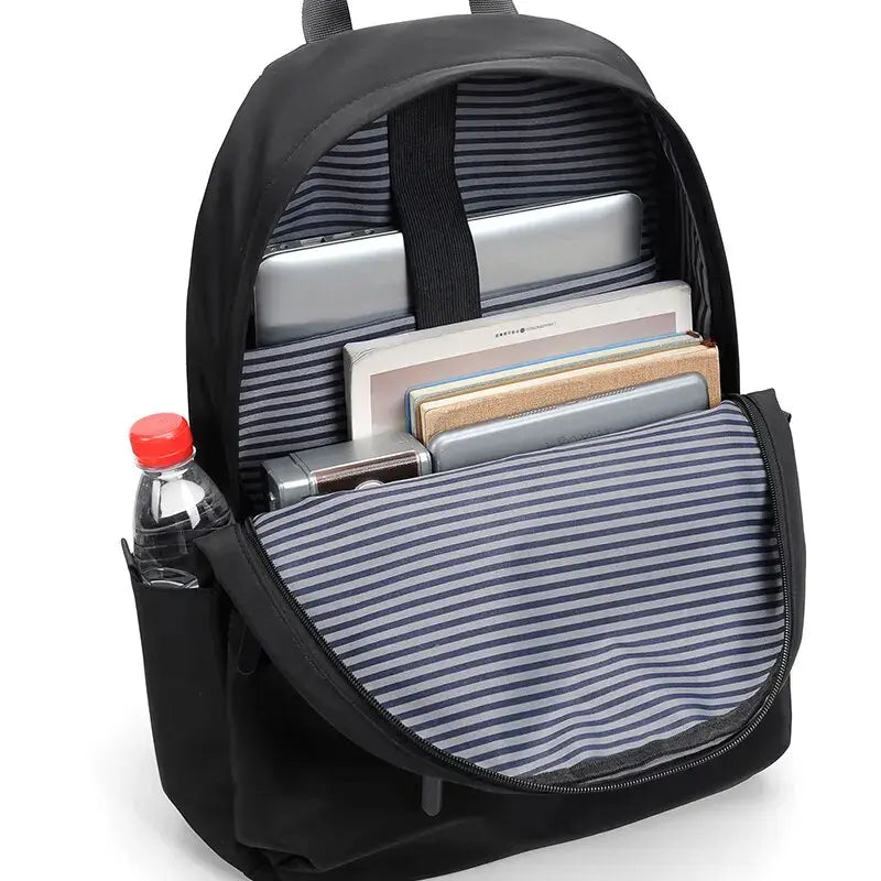 Mochila Executiva Romenzi RZ065 em tecido impermeável com alças acolchoadas e espaço para notebook 15''. Ideal para rotina profissional e corporativa.