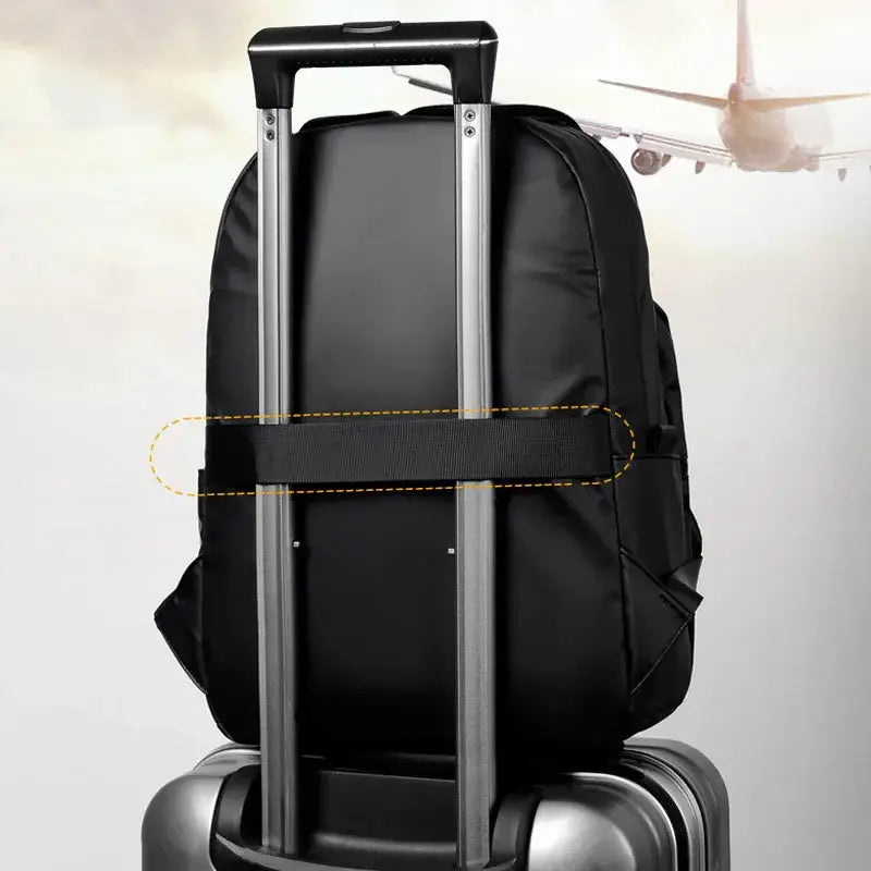 Mochila Executiva Romenzi RZ065 em tecido impermeável com alças acolchoadas e espaço para notebook 15''. Ideal para rotina profissional e corporativa.