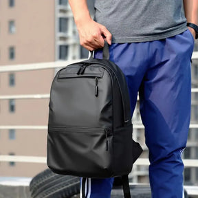 Mochila Executiva Romenzi RZ065 em tecido impermeável com alças acolchoadas e espaço para notebook 15''. Ideal para rotina profissional e corporativa.