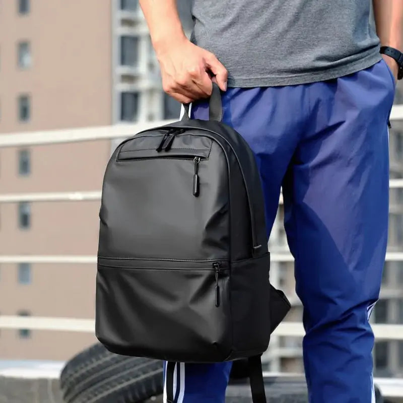 Mochila Executiva Romenzi RZ065 em tecido impermeável com alças acolchoadas e espaço para notebook 15''. Ideal para rotina profissional e corporativa.