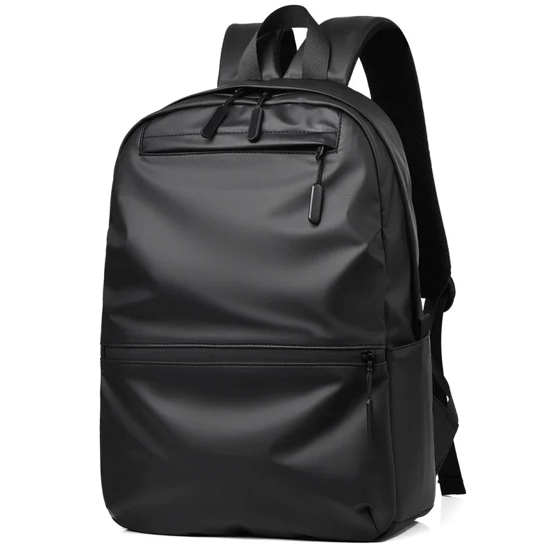 Mochila Executiva Romenzi RZ065 em tecido impermeável com alças acolchoadas e espaço para notebook 15''. Ideal para rotina profissional e corporativa.