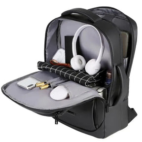 Mochila Executiva Romenzi RZ066 com tecido impermeável, porta USB, alças acolchoadas e espaço seguro para notebook 15''. Ideal para trabalho e viagens.