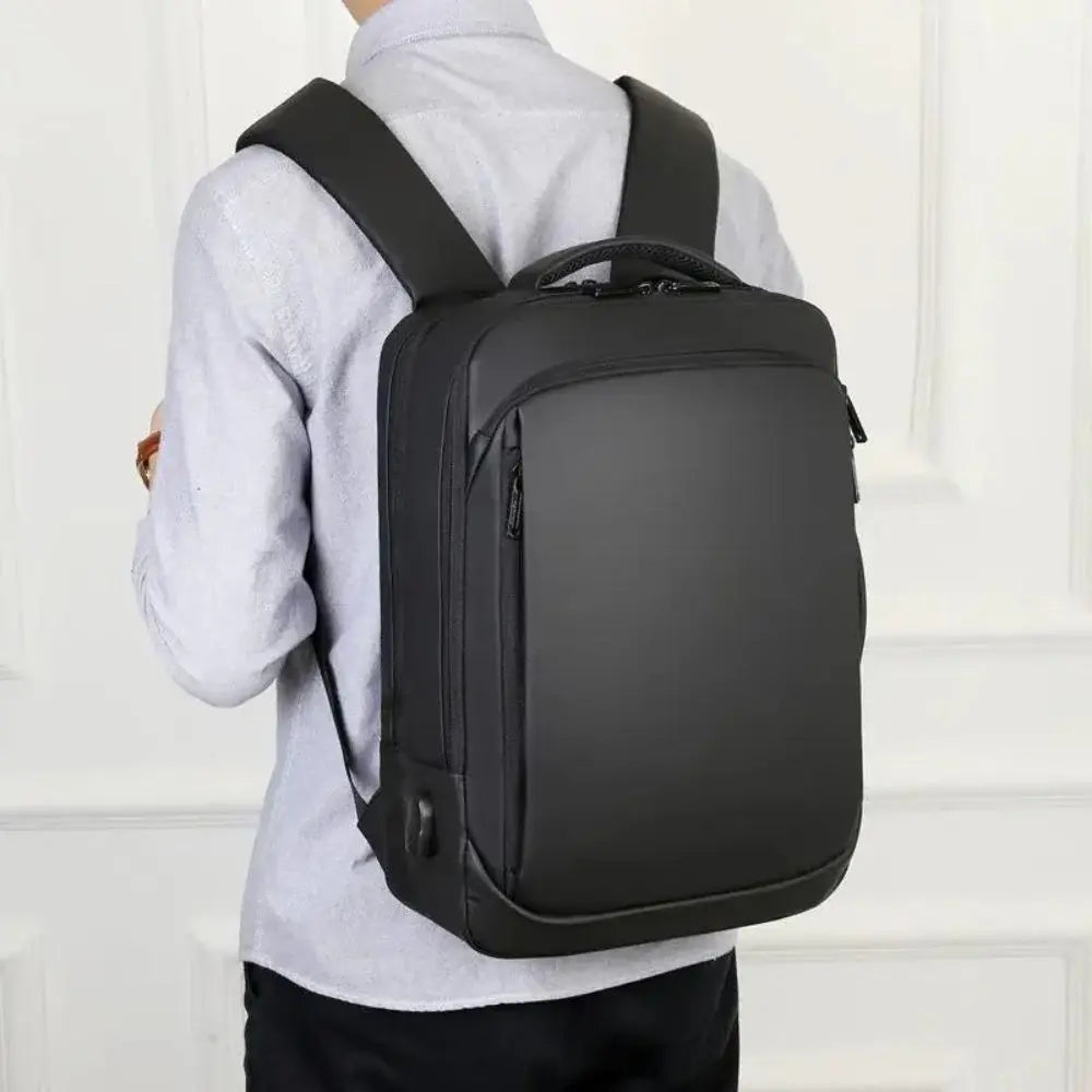 Mochila Executiva Romenzi RZ066 com tecido impermeável, porta USB, alças acolchoadas e espaço seguro para notebook 15''. Ideal para trabalho e viagens.