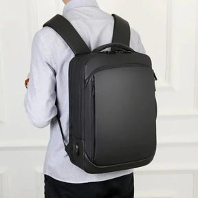 Mochila Executiva Romenzi RZ066 com tecido impermeável, porta USB, alças acolchoadas e espaço seguro para notebook 15''. Ideal para trabalho e viagens.