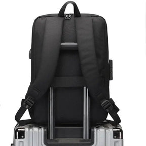 Mochila Executiva Romenzi RZ070 com tecido impermeável, trava TSA, porta USB e compartimento para notebook 15''. Elegante e funcional para o dia a dia.