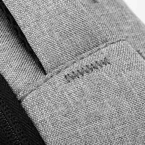 Mochila Executiva Smart Romenzi RZ952 em detalhe, modelo impermeável com USB, cadeado TSA e compartimento acolchoado para notebook 15'.