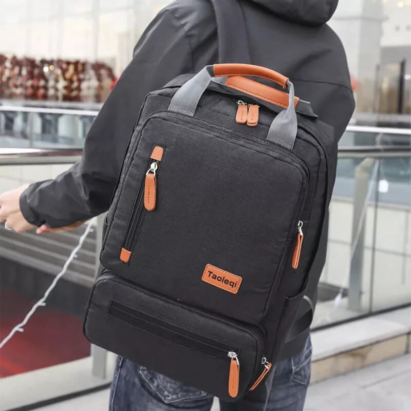 Mochila Executiva Street Romenzi RZ955 em detalhe, peça moderna e resistente com compartimento acolchoado para notebook 15' e alças ergonômicas.