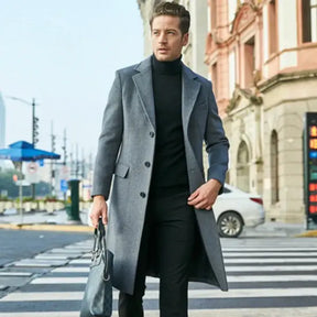 Sobretudo Longo de Lã Masculino Romenzi RZ097, confeccionado com materiais premium e corte refinado, ideal para homens modernos em eventos formais ou informais.